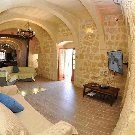 6 Bedroom Farmhouse With Private Pool In Zebbug Gozo *