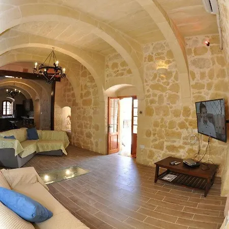 6 Bedroom Farmhouse With Private Pool In Zebbug Gozo