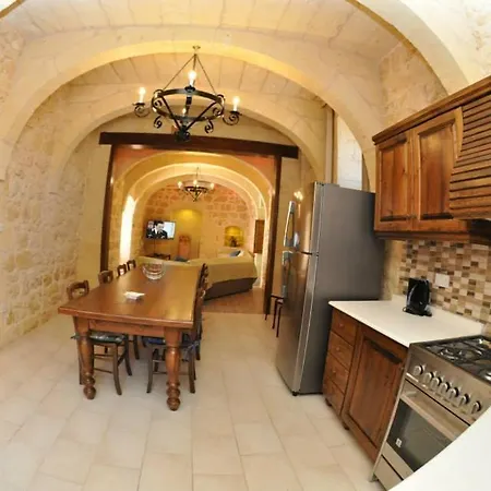 6 Bedroom Farmhouse With Private Pool In Zebbug Gozo *