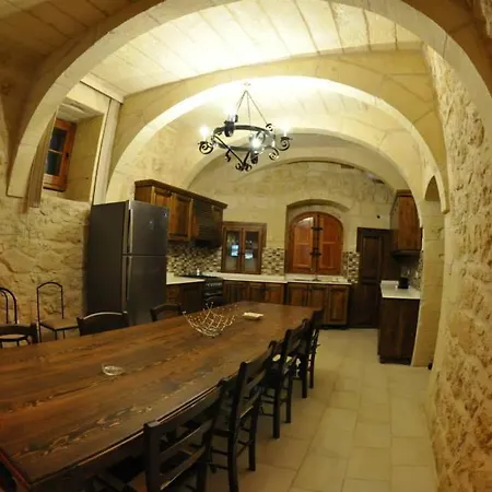 6 Bedroom Farmhouse With Private Pool In Zebbug Gozo *