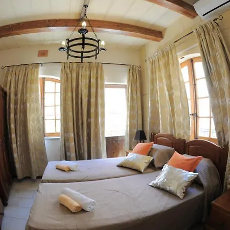 6 Bedroom Farmhouse With Private Pool In Zebbug Gozo 度假居