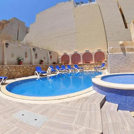 6 Bedroom Farmhouse With Private Pool In Zebbug Gozo 度假居